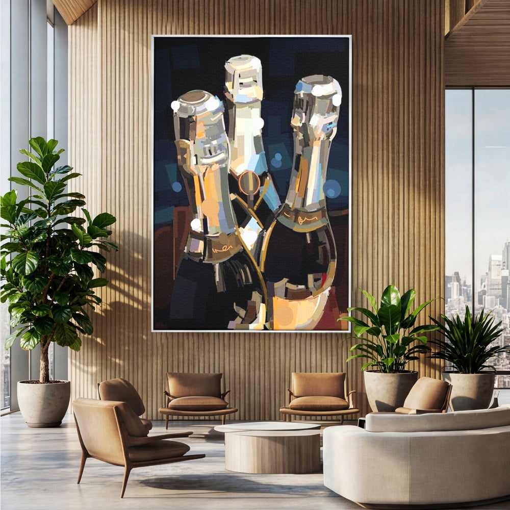 Tablou canvas cu pictura abstracta cu trei sticle de sampanie, in rama de aluminiu argintiu, pe perete intr-un birou
