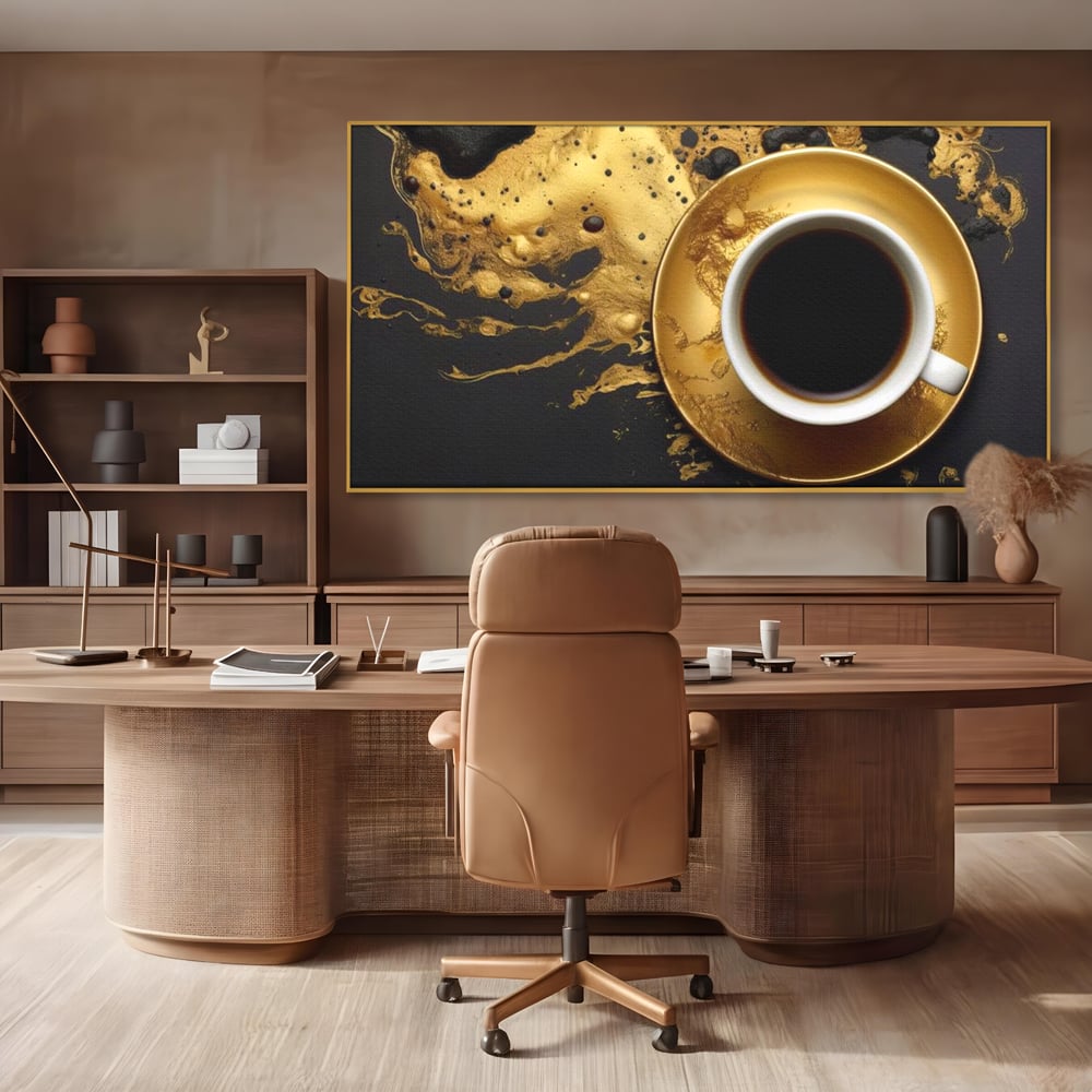 Tablou canvas cu tablou canvas cu ceasca de cafea, in rama de aluminiu auriu, pe perete intr-un birou