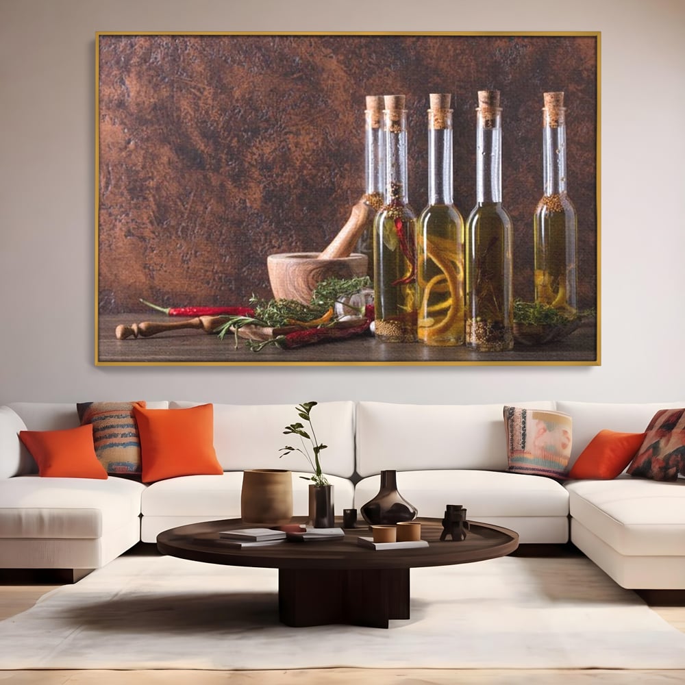 Tablou canvas cu sticle cu ulei si condimente pe fundal ruginiu, in rama de aluminiu auriu, pe perete intr-un living