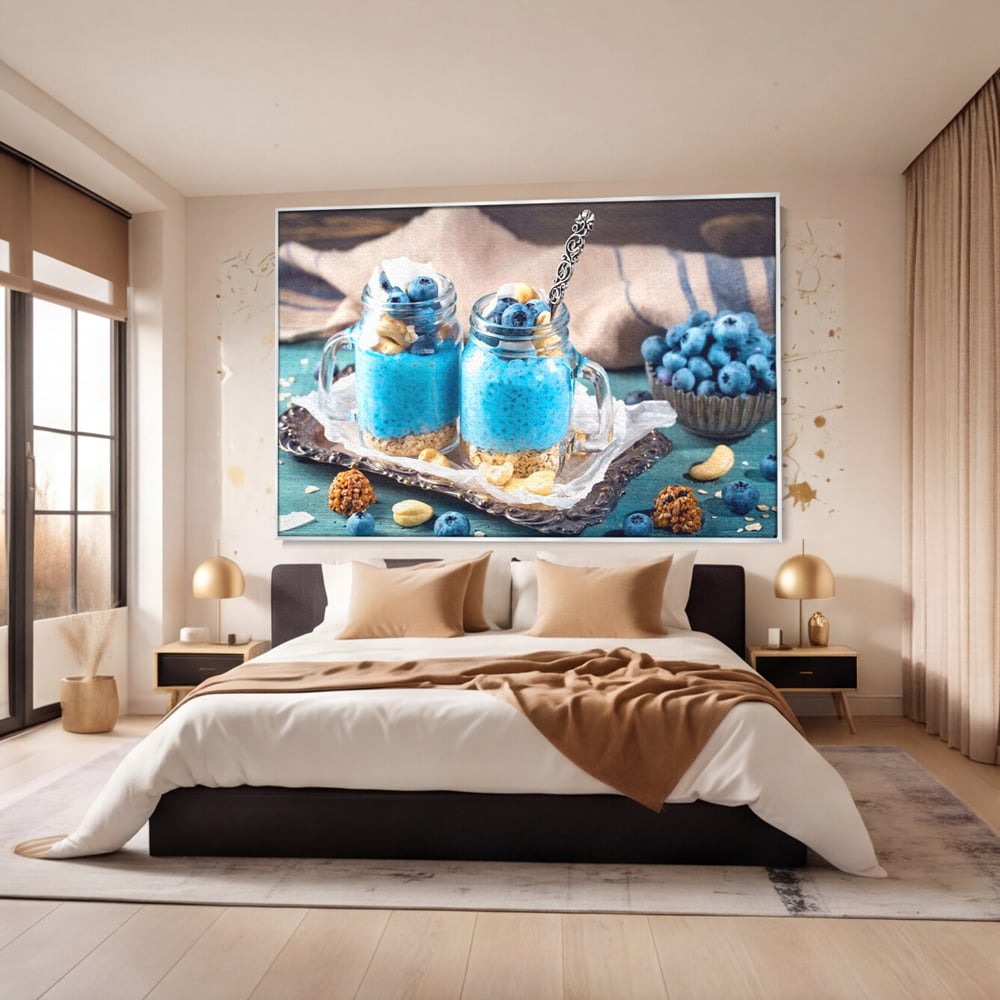 Tablou canvas cu tablou cu borcane pline cu desert albastru, in rama de aluminiu argintiu, pe perete intr-un dormitor