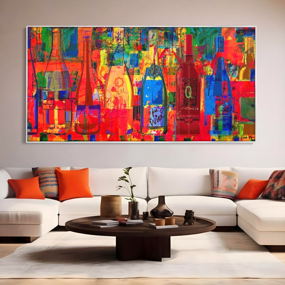 Tablou canvas cu tablou canvas cu sticle colorate de vin, in rama de aluminiu argintiu, pe perete intr-un living