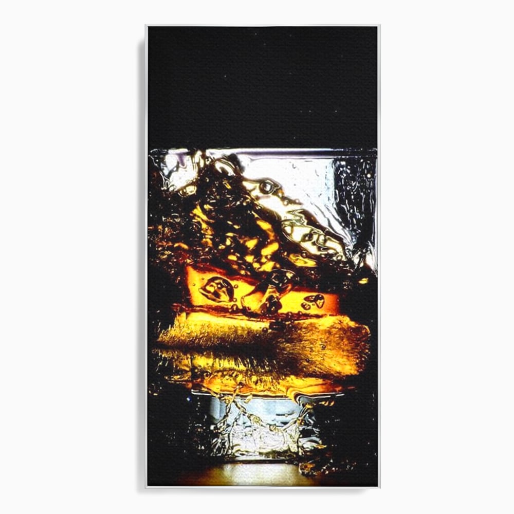 Tablou canvas cu tablou canvas cu pahar de whisky si gheata, in rama de aluminiu argintiu