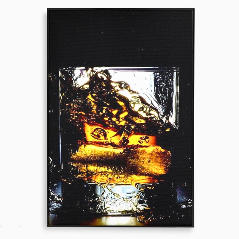 Tablou canvas cu tablou canvas cu pahar de whisky si gheata, in rama de aluminiu negru