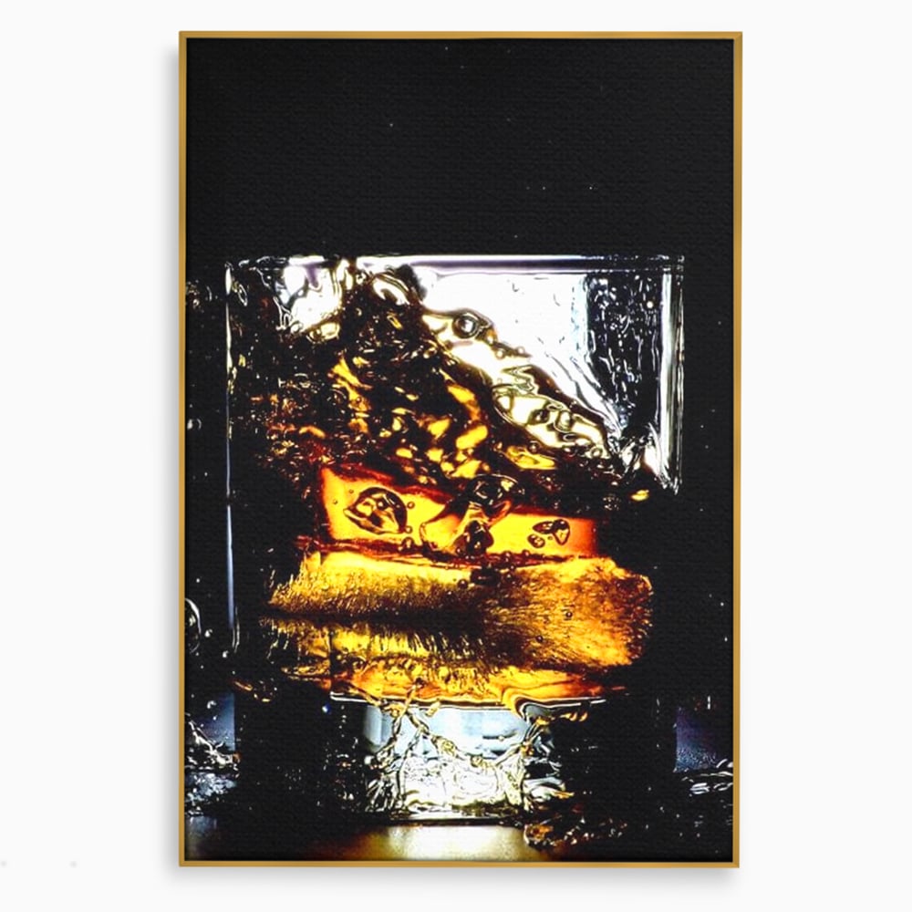 Tablou canvas cu tablou canvas cu pahar de whisky si gheata, in rama de aluminiu auriu
