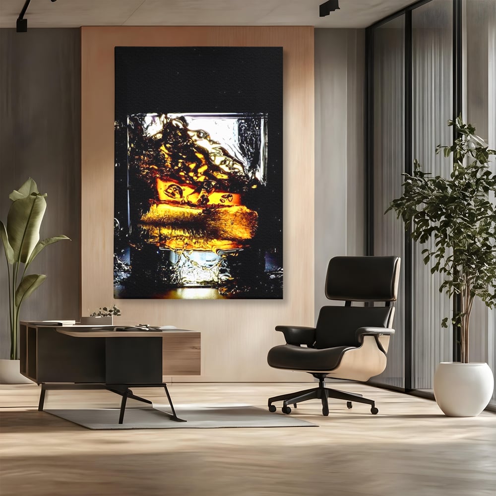 Tablou canvas cu tablou canvas cu pahar de whisky si gheata, fara rama, pe sasiu de lemn, pe perete intr-un birou