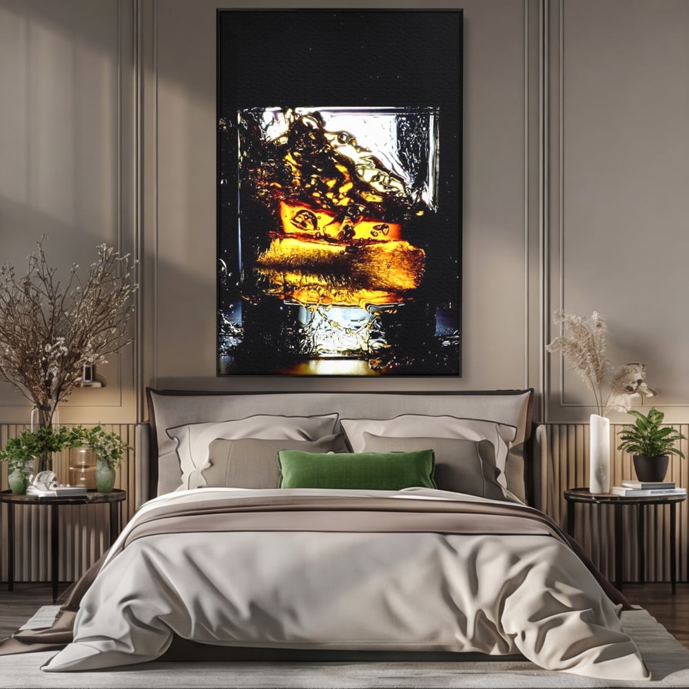 Tablou canvas cu tablou canvas cu pahar de whisky si gheata, in rama de aluminiu negru, pe perete intr-un dormitor