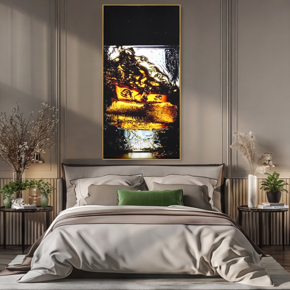 Tablou canvas cu tablou canvas cu pahar de whisky si gheata, in rama de aluminiu auriu, pe perete intr-un dormitor