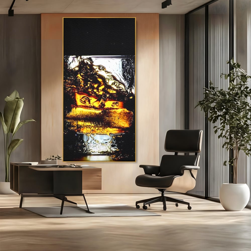 Tablou canvas cu tablou canvas cu pahar de whisky si gheata, in rama de aluminiu auriu, pe perete intr-un birou