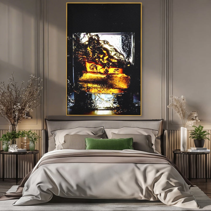 Tablou canvas cu tablou canvas cu pahar de whisky si gheata, in rama de aluminiu auriu, pe perete intr-un dormitor