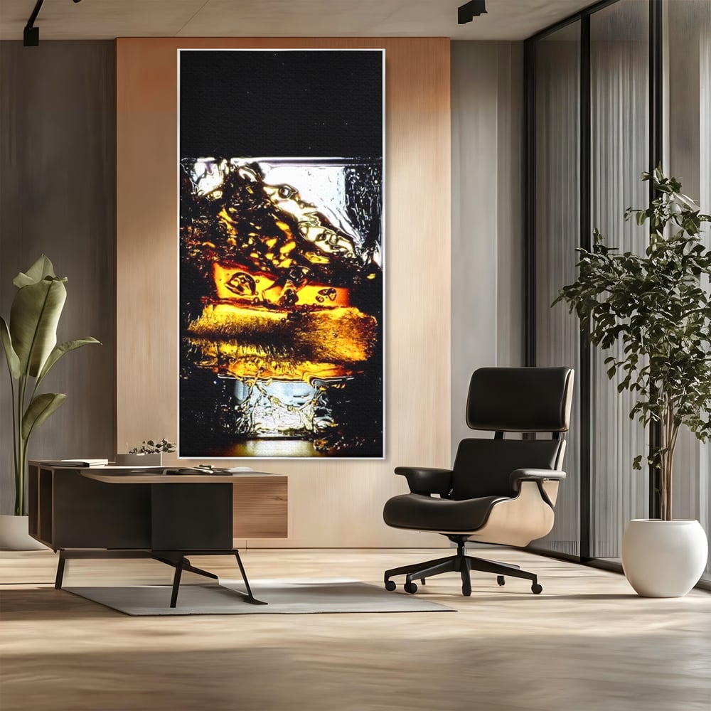 Tablou canvas cu tablou canvas cu pahar de whisky si gheata, in rama de aluminiu argintiu, pe perete intr-un birou
