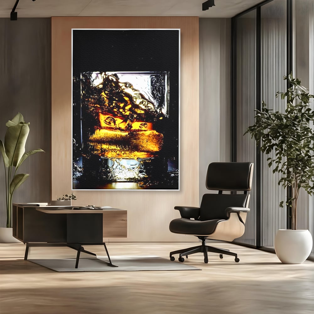 Tablou canvas cu tablou canvas cu pahar de whisky si gheata, in rama de aluminiu argintiu, pe perete intr-un birou