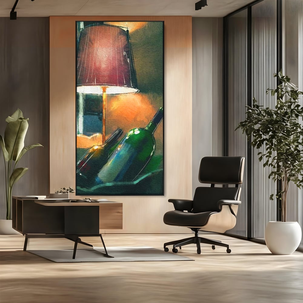 Tablou canvas cu tablou canvas cu lampa si sticle de vin, in rama de aluminiu negru, pe perete intr-un birou