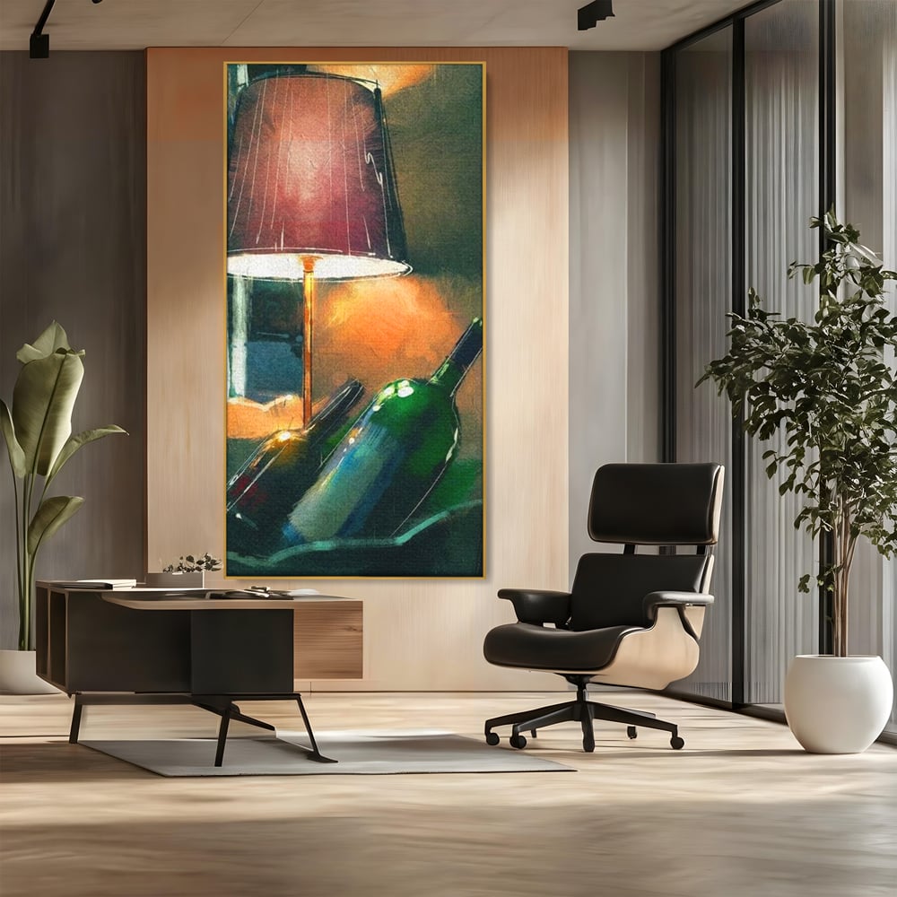 Tablou canvas cu tablou canvas cu lampa si sticle de vin, in rama de aluminiu auriu, pe perete intr-un birou
