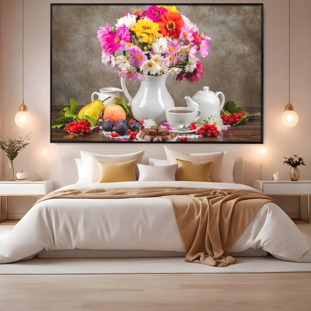 Tablou canvas cu natura moarta cu flori si fructe, in rama de aluminiu negru, pe perete intr-un dormitor