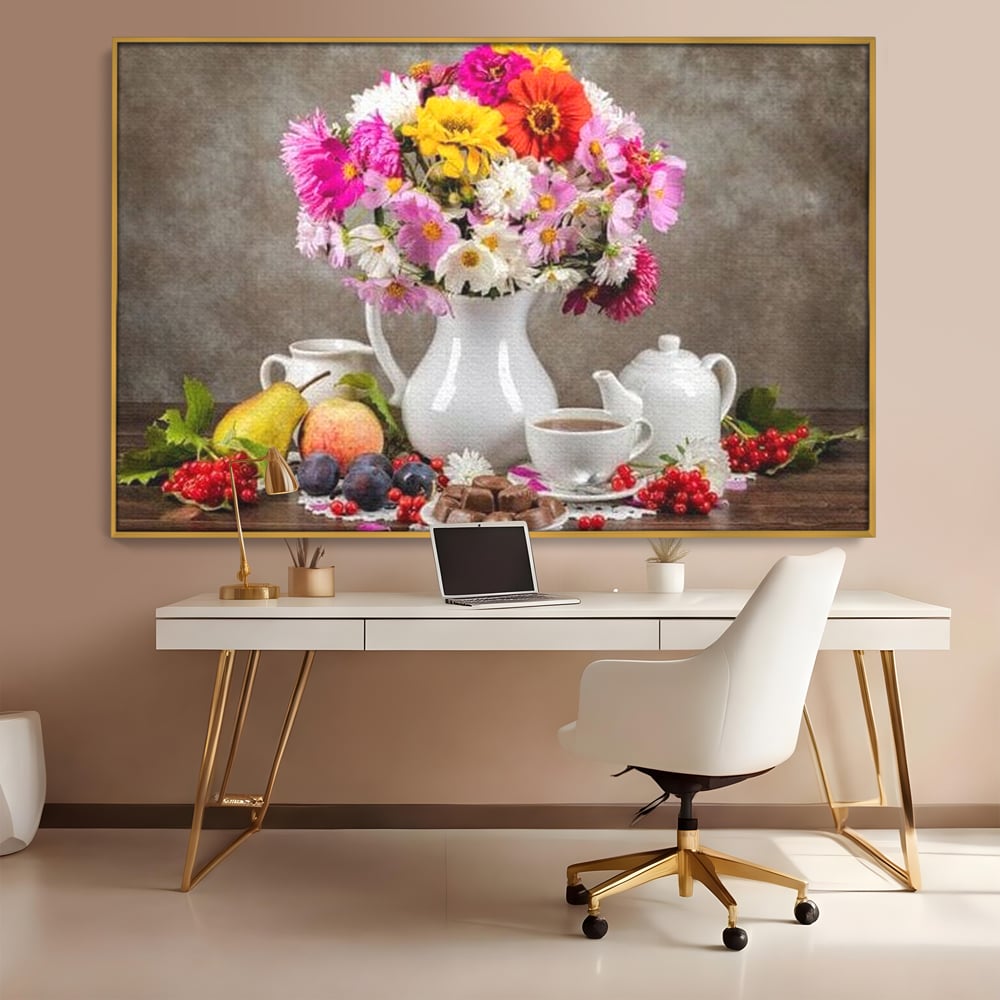 Tablou canvas cu natura moarta cu flori si fructe, in rama de aluminiu auriu, pe perete intr-un birou
