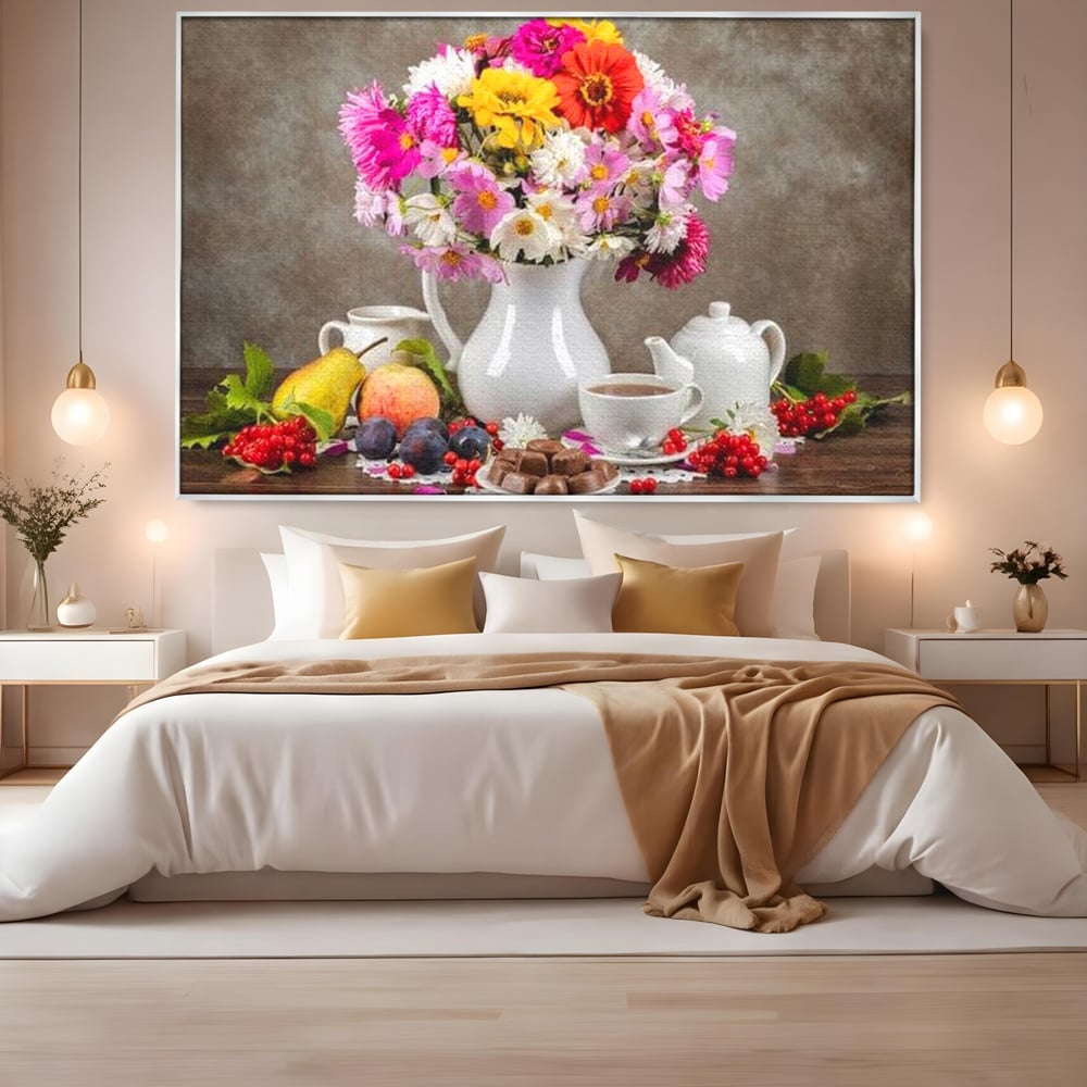 Tablou canvas cu natura moarta cu flori si fructe, in rama de aluminiu argintiu, pe perete intr-un dormitor
