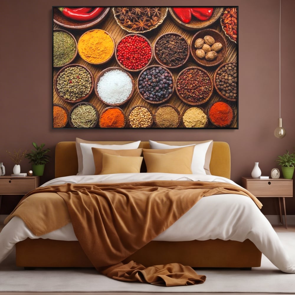 Tablou canvas cu tablou condimente si mirodenii diverse, in rama de aluminiu negru, pe perete intr-un dormitor