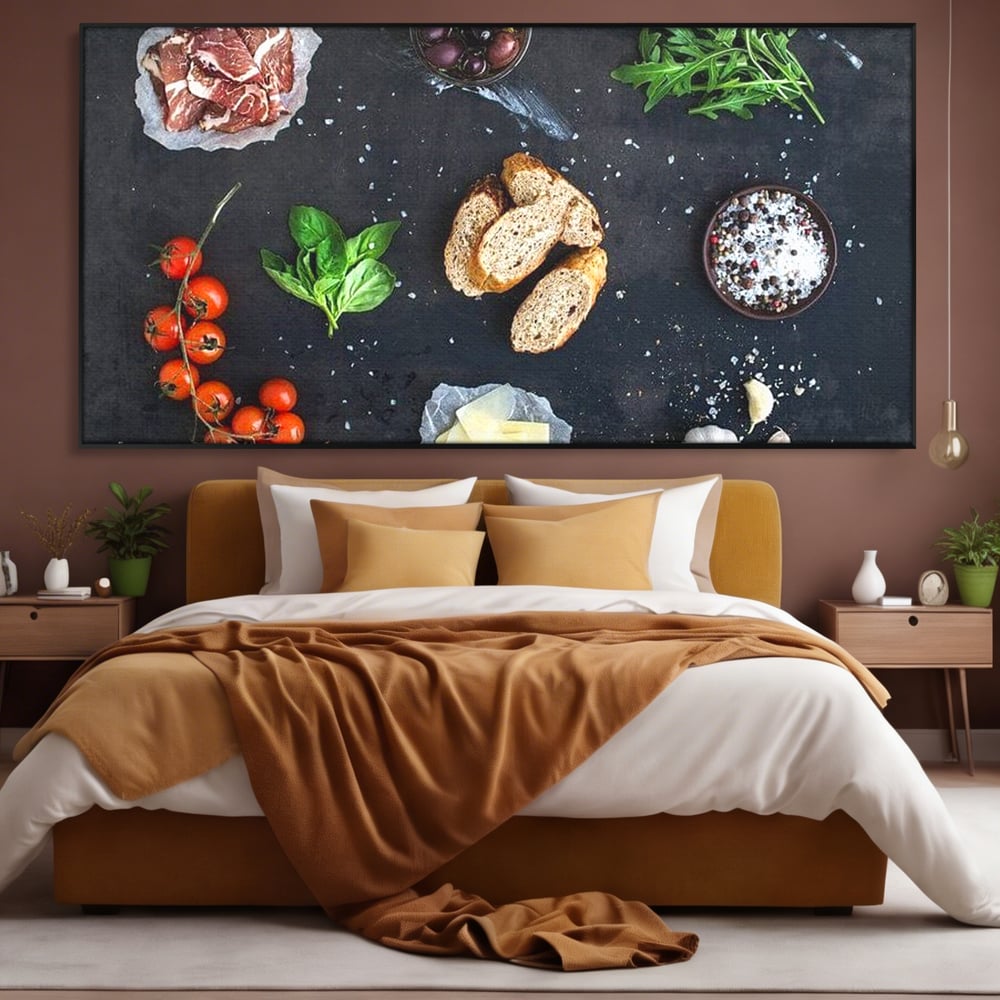 Tablou canvas cu natura moarta cu ingrediente italiene, in rama de aluminiu negru, pe perete intr-un dormitor