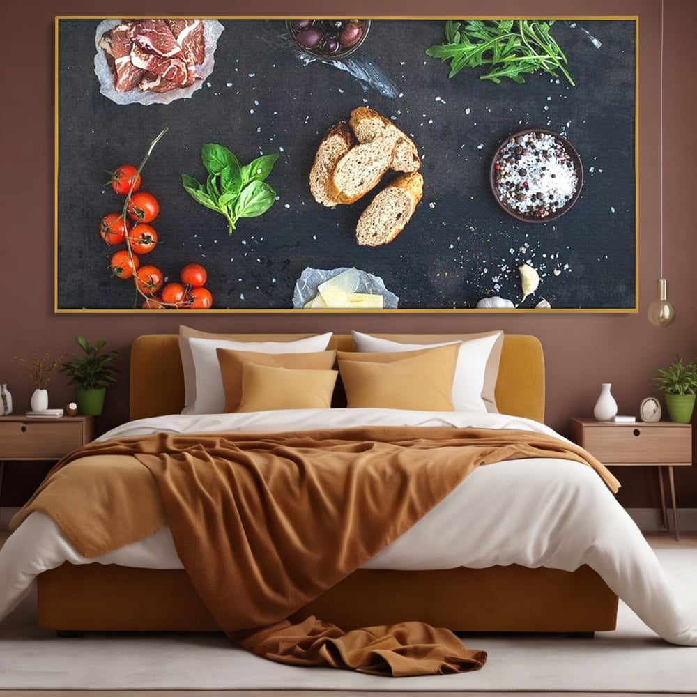 Tablou canvas cu natura moarta cu ingrediente italiene, in rama de aluminiu auriu, pe perete intr-un dormitor
