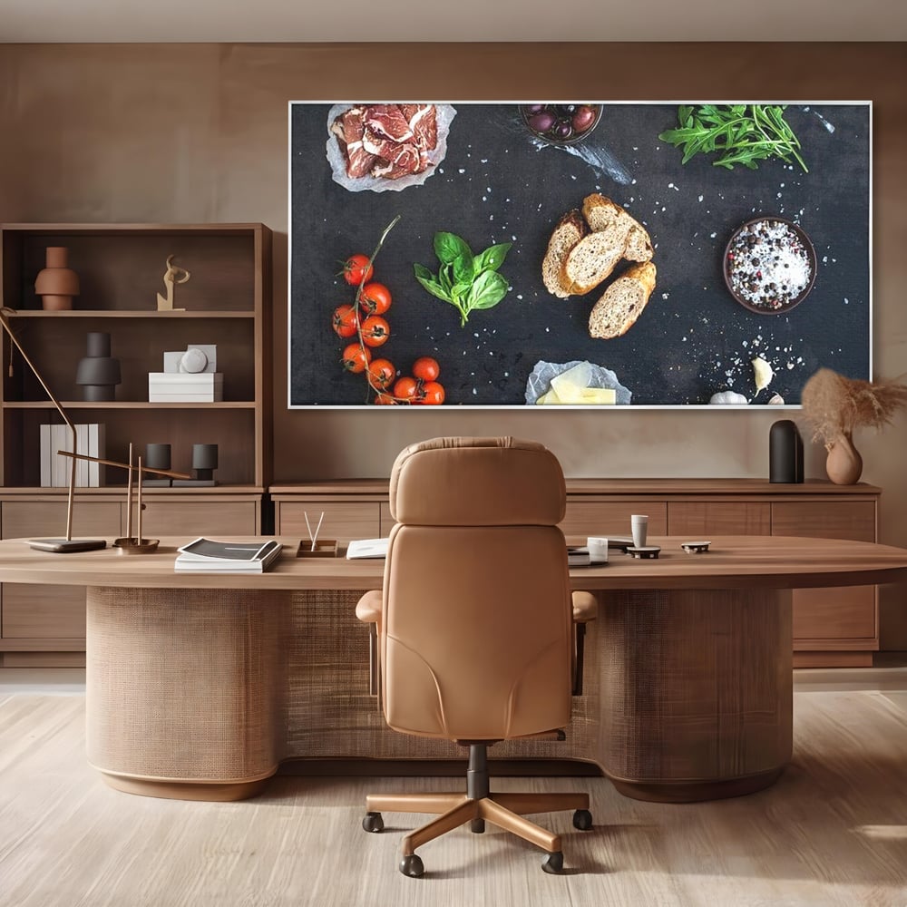 Tablou canvas cu natura moarta cu ingrediente italiene, in rama de aluminiu argintiu, pe perete intr-un birou