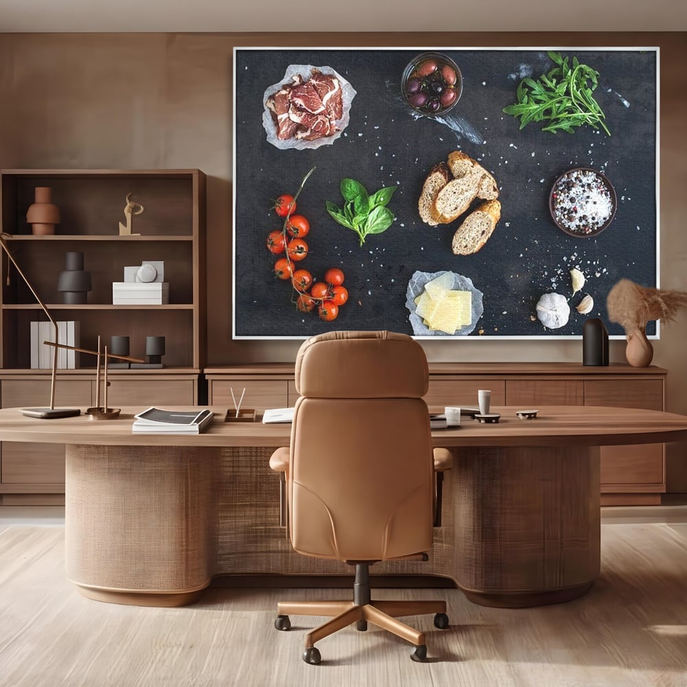 Tablou canvas cu natura moarta cu ingrediente italiene, in rama de aluminiu argintiu, pe perete intr-un birou