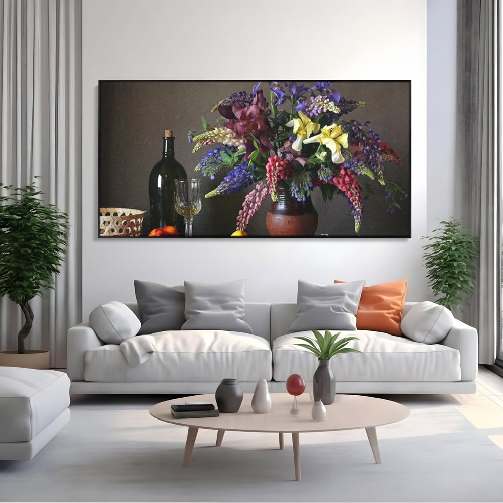 Tablou canvas cu natura statica cu flori si vin, in rama de aluminiu negru, pe perete intr-un living