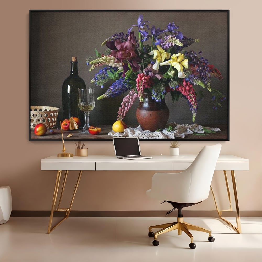 Tablou canvas cu natura statica cu flori si vin, in rama de aluminiu negru, pe perete intr-un birou