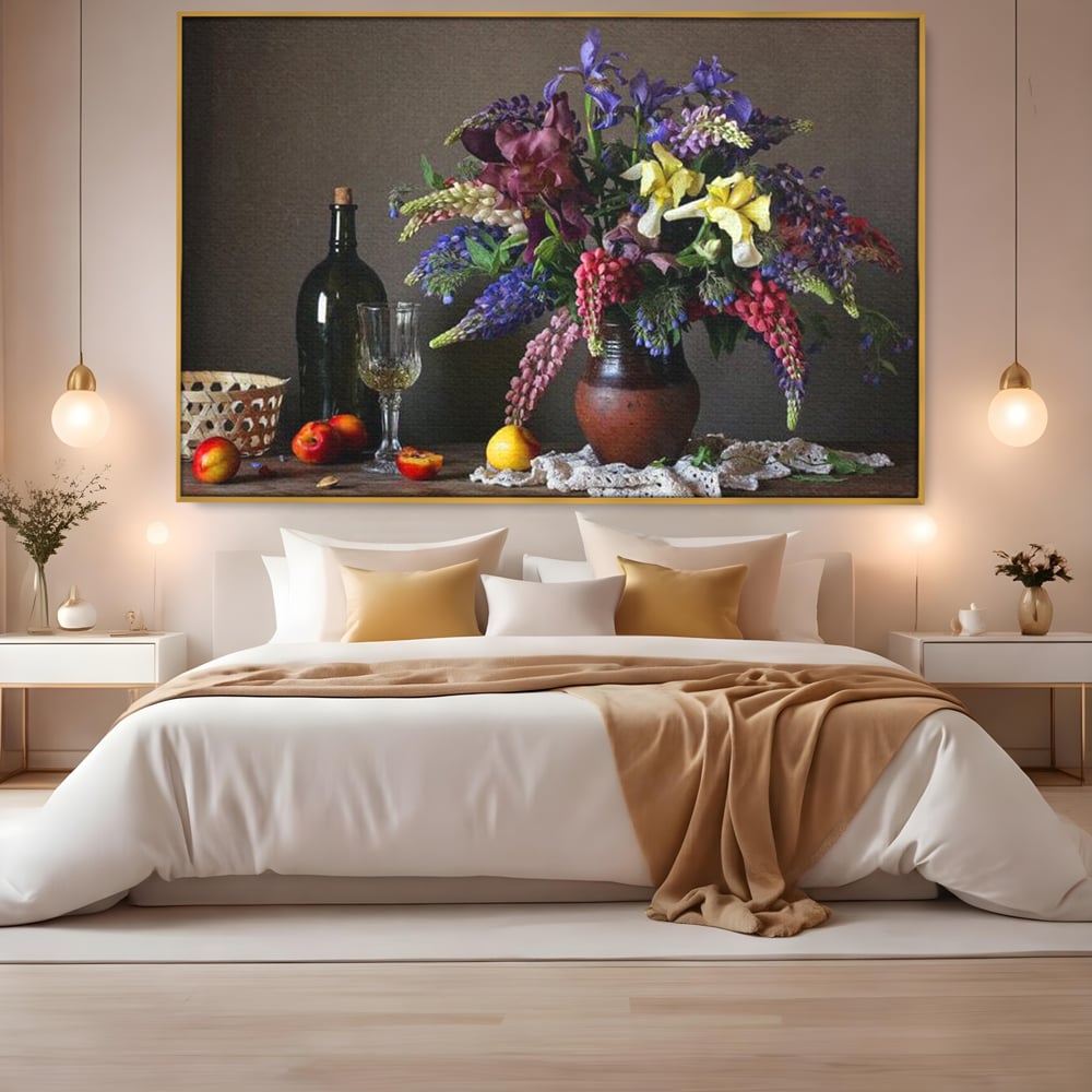 Tablou canvas cu natura statica cu flori si vin, in rama de aluminiu auriu, pe perete intr-un dormitor