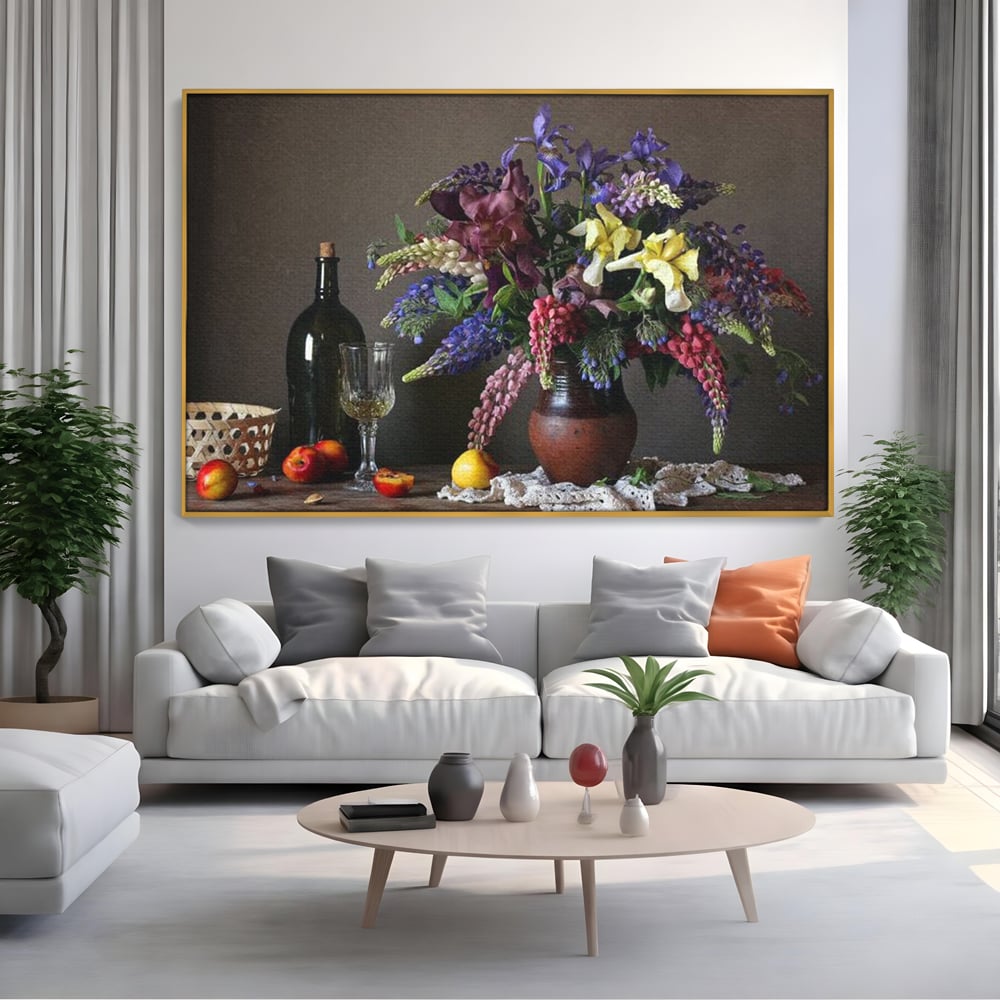 Tablou canvas cu natura statica cu flori si vin, in rama de aluminiu auriu, pe perete intr-un living