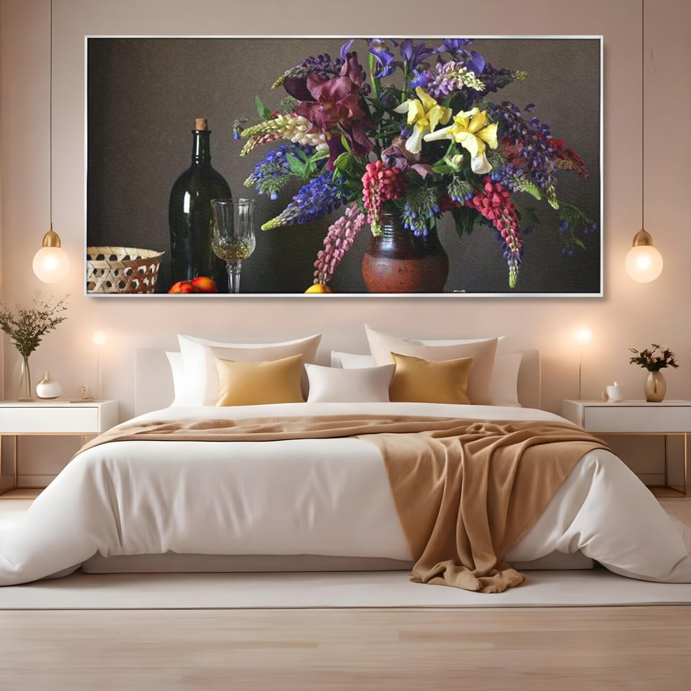 Tablou canvas cu natura statica cu flori si vin, in rama de aluminiu argintiu, pe perete intr-un dormitor