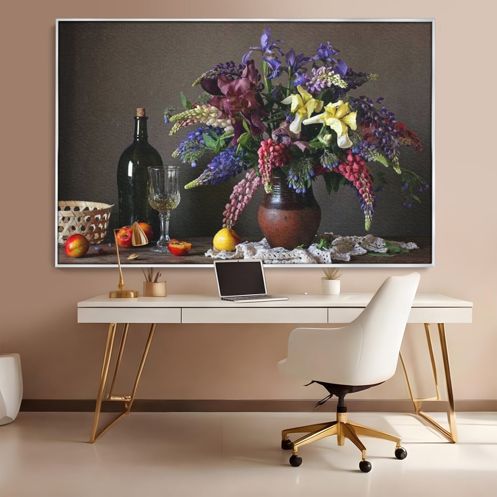 Tablou canvas cu natura statica cu flori si vin, in rama de aluminiu argintiu, pe perete intr-un birou