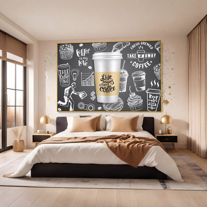 Tablou canvas cu ilustratie tip tabla cu cafea, in rama de aluminiu auriu, pe perete intr-un dormitor