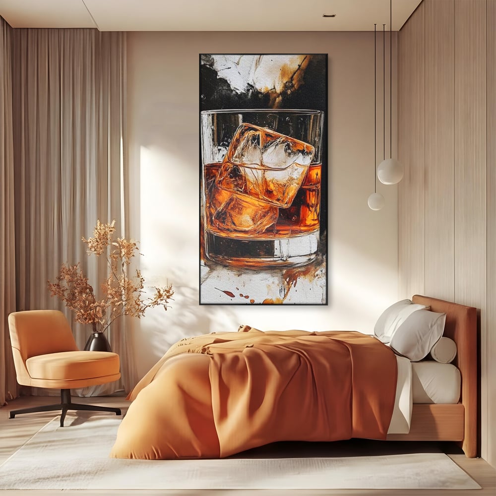 Tablou canvas cu tablou canvas cu pahar de whisky si gheata, in rama de aluminiu negru, pe perete intr-un dormitor