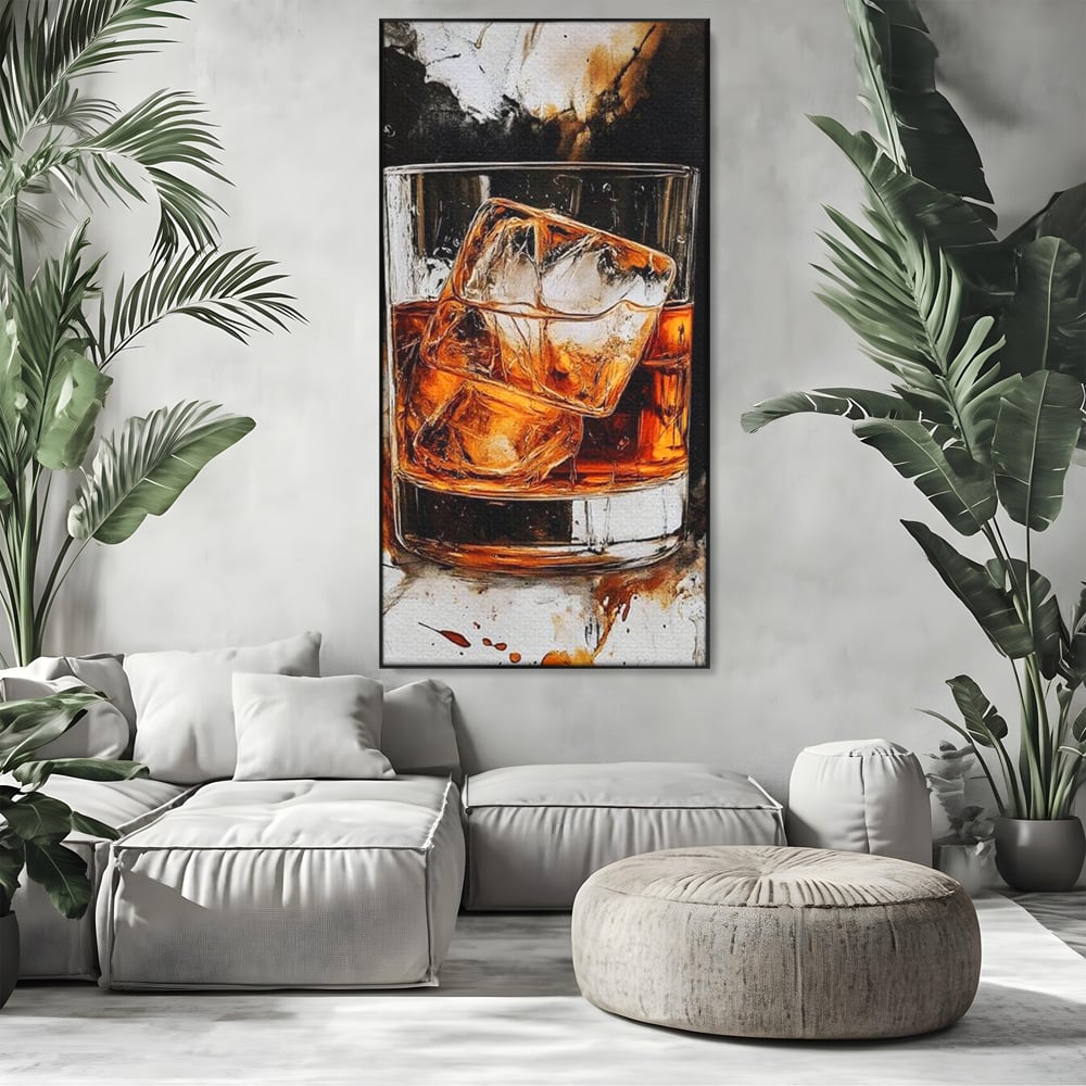 Tablou canvas cu tablou canvas cu pahar de whisky si gheata, in rama de aluminiu negru, pe perete intr-un living