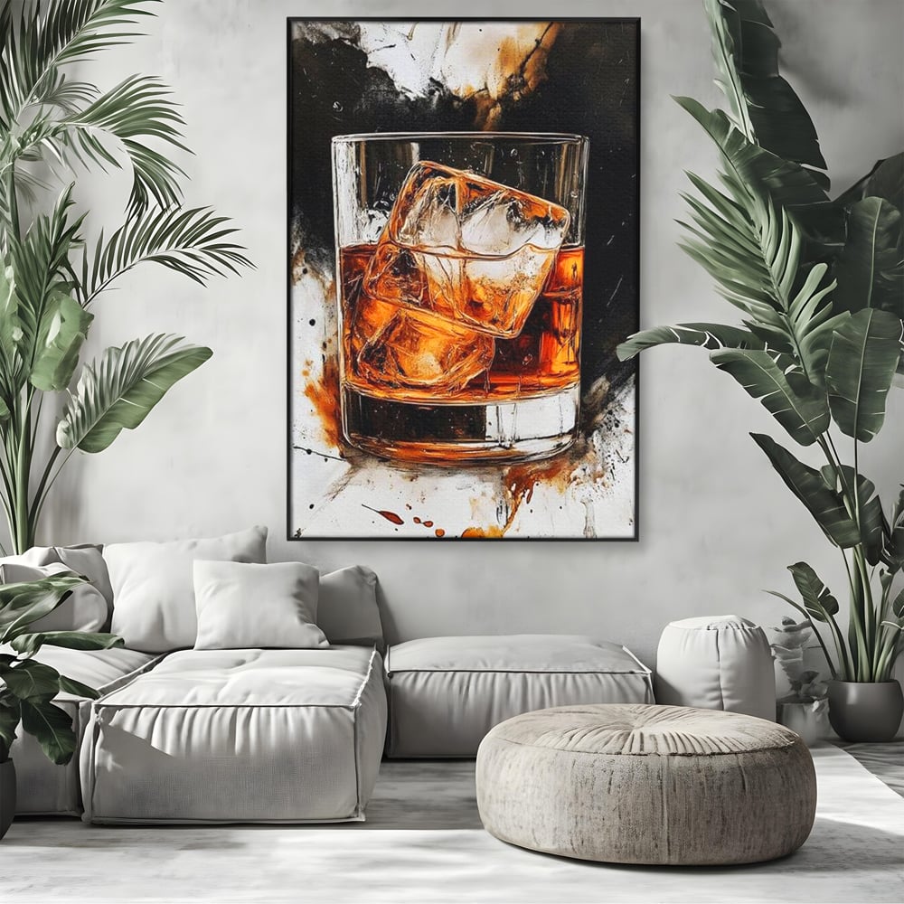 Tablou canvas cu tablou canvas cu pahar de whisky si gheata, in rama de aluminiu negru, pe perete intr-un living