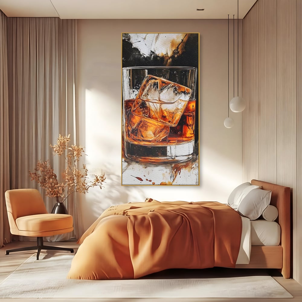 Tablou canvas cu tablou canvas cu pahar de whisky si gheata, in rama de aluminiu auriu, pe perete intr-un dormitor