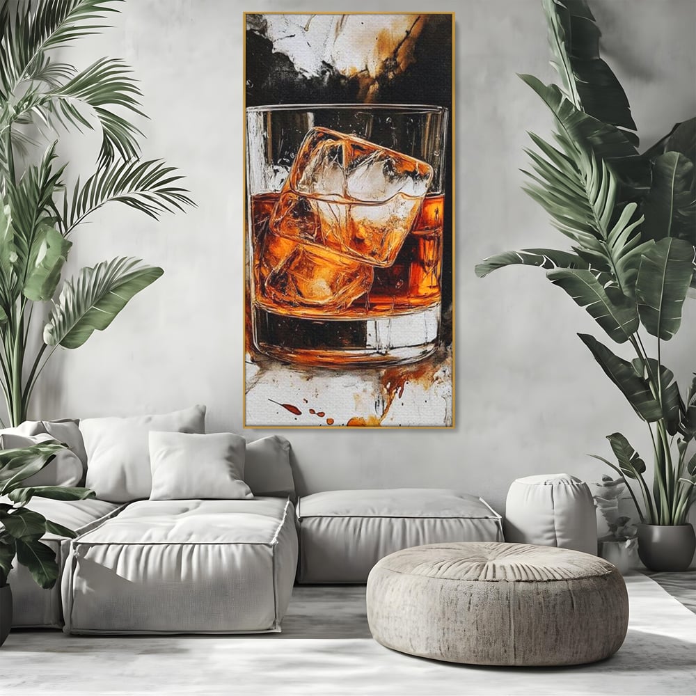 Tablou canvas cu tablou canvas cu pahar de whisky si gheata, in rama de aluminiu auriu, pe perete intr-un living