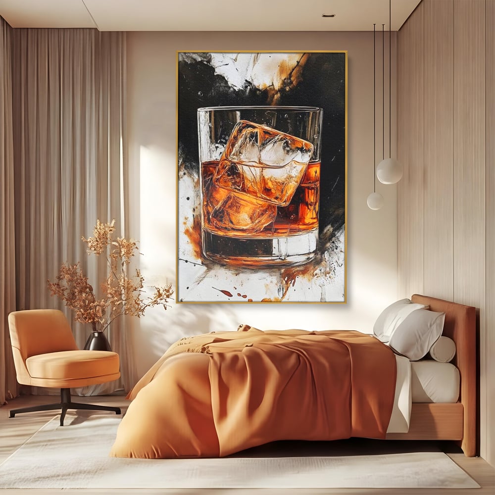 Tablou canvas cu tablou canvas cu pahar de whisky si gheata, in rama de aluminiu auriu, pe perete intr-un dormitor