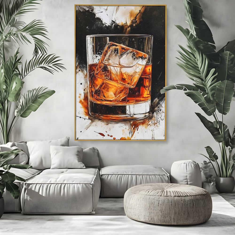 Tablou canvas cu tablou canvas cu pahar de whisky si gheata, in rama de aluminiu auriu, pe perete intr-un living