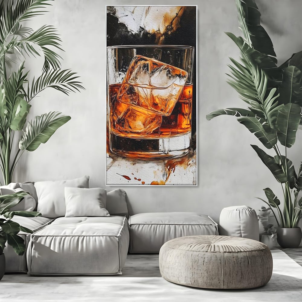 Tablou canvas cu tablou canvas cu pahar de whisky si gheata, in rama de aluminiu argintiu, pe perete intr-un living