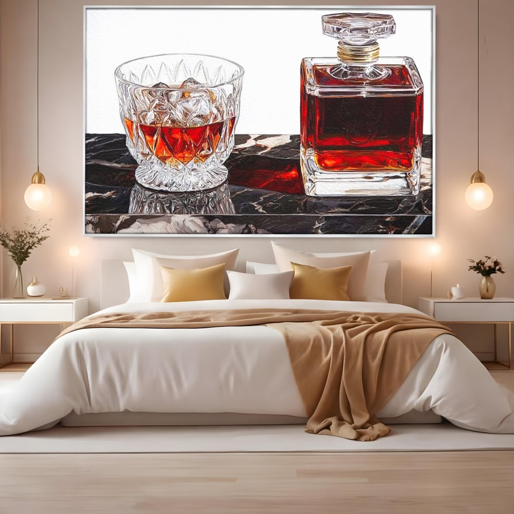 Tablou canvas cu tablou canvas cu pahar de whisky si carafa, in rama de aluminiu argintiu, pe perete intr-un dormitor