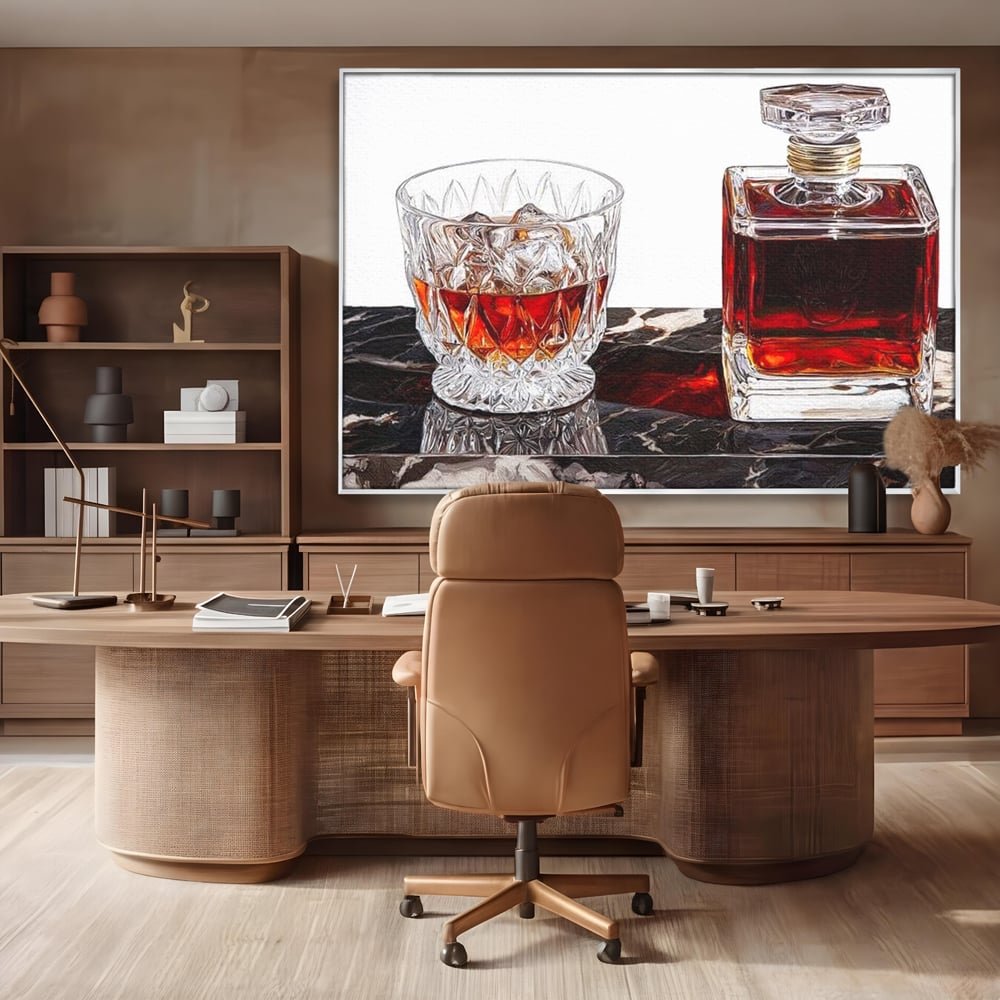 Tablou canvas cu tablou canvas cu pahar de whisky si carafa, in rama de aluminiu argintiu, pe perete intr-un birou