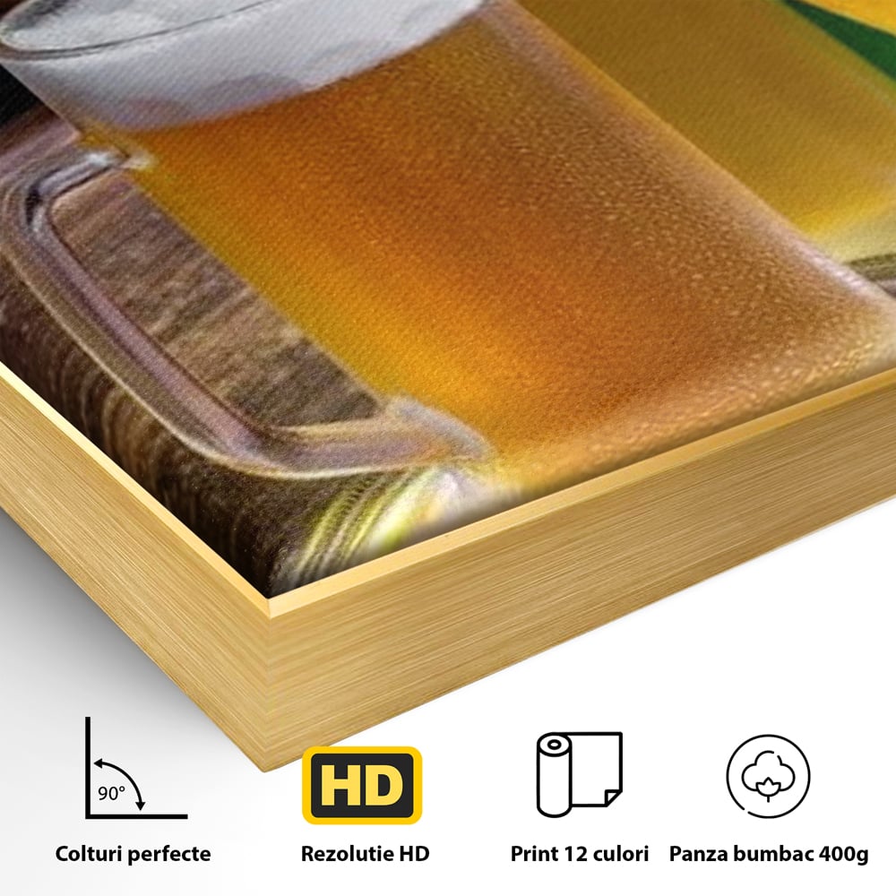 Detaliu al suprafetei: tablou canvas cu halba de bere, in rama de aluminiu auriu