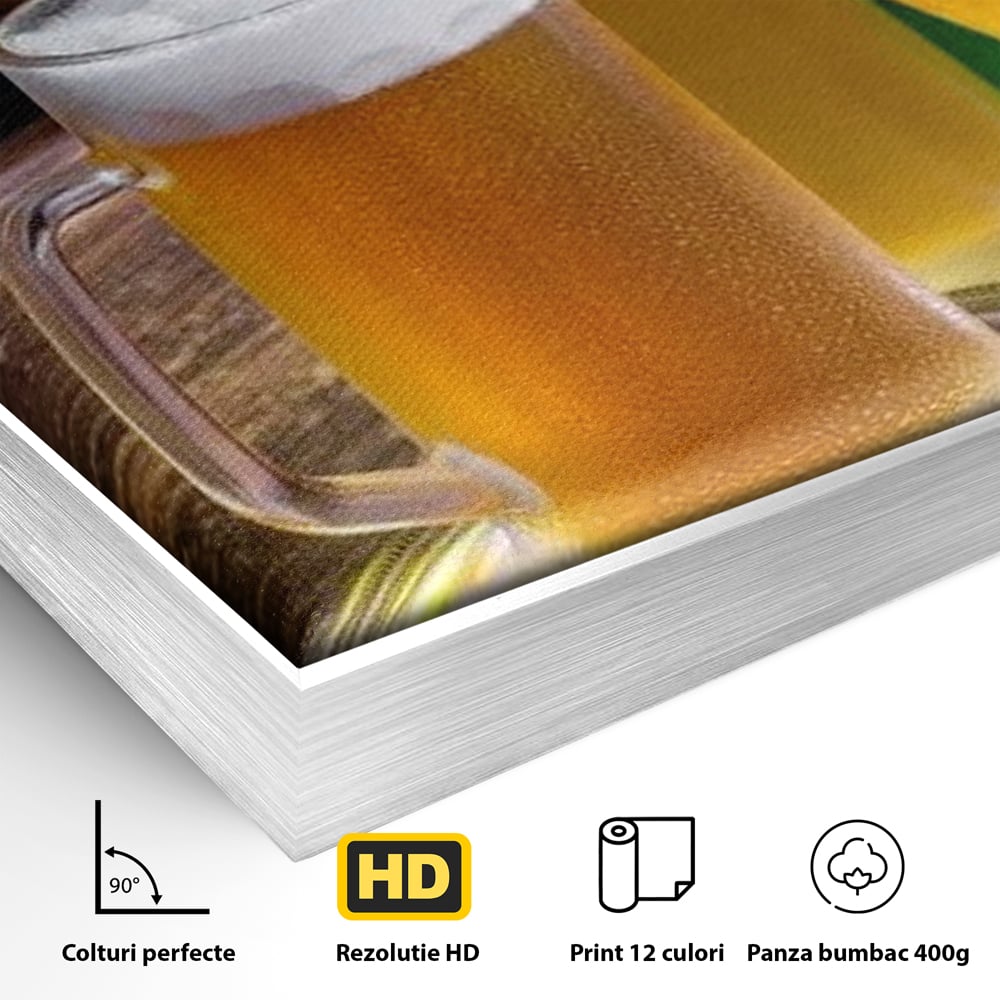 Detaliu al suprafetei: tablou canvas cu halba de bere, in rama de aluminiu argintiu