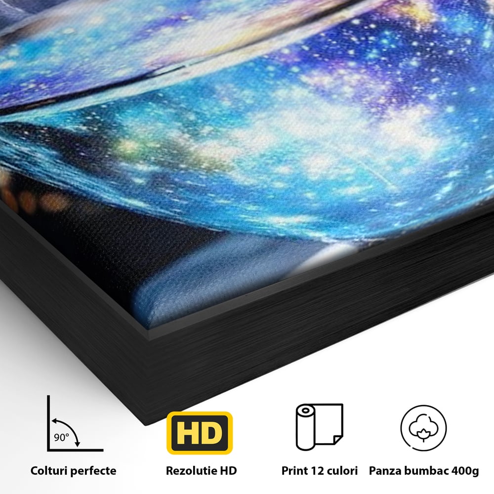 Detaliu al suprafetei: ceasca transparenta cu galaxie, in rama de aluminiu negru