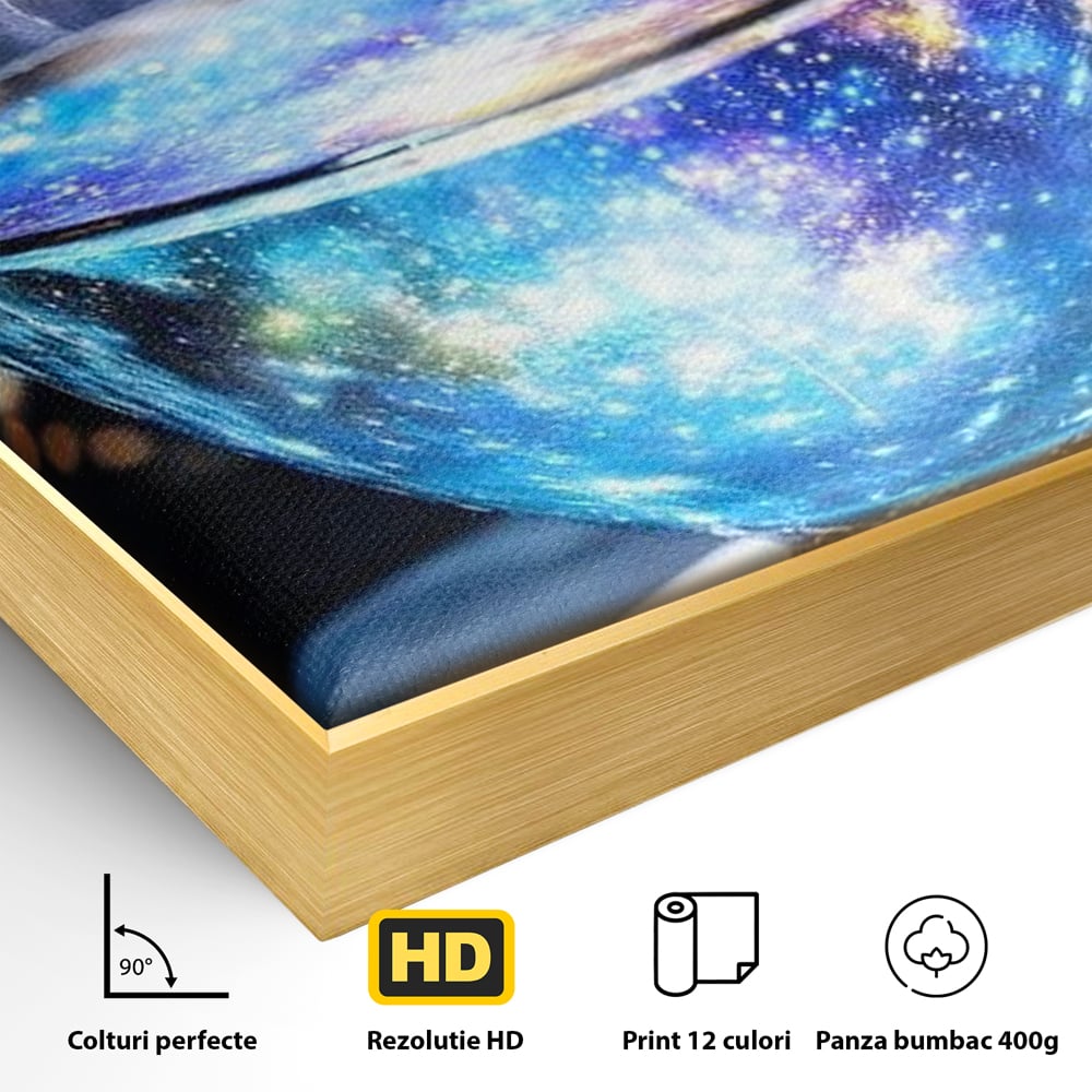 Detaliu al suprafetei: ceasca transparenta cu galaxie, in rama de aluminiu auriu