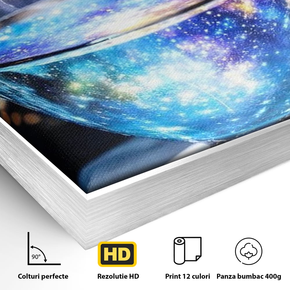 Detaliu al suprafetei: ceasca transparenta cu galaxie, in rama de aluminiu argintiu