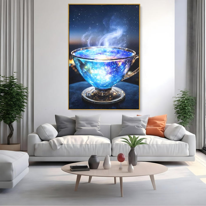 Tablou canvas cu ceasca transparenta cu galaxie, in rama de aluminiu auriu, pe perete intr-un living