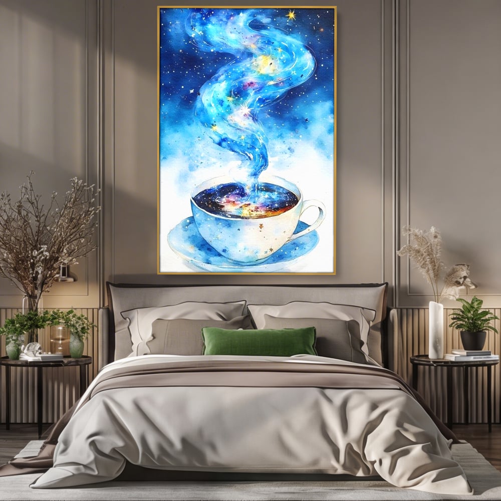 Tablou canvas cu ceasca de cafea cu galaxie, in rama de aluminiu auriu, pe perete intr-un dormitor