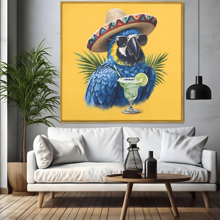 Tablou canvas cu tablou canvas cu papagal cu sombrero si cocktail, in rama de aluminiu auriu, pe perete intr-un living